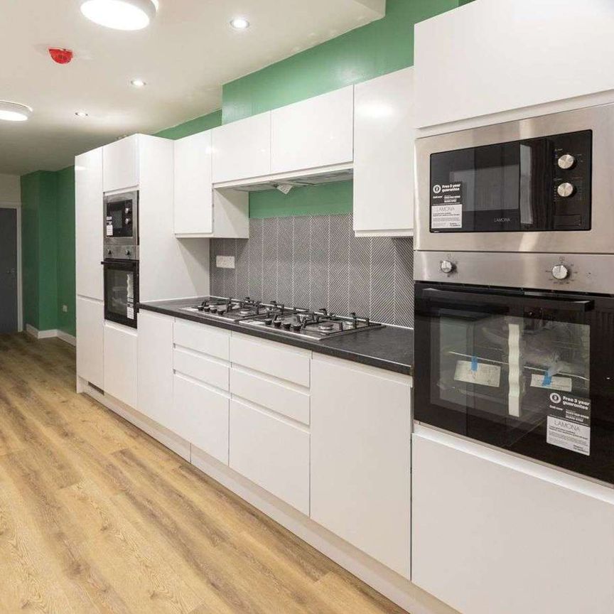 Newly Refurbished Home – Modern Comfort Meets Stylish Living! Room 1 - Photo 2