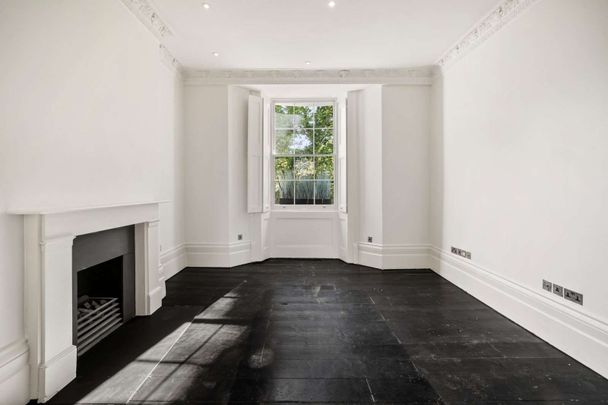 Beautiful Victorian townhouse overlooking a communal garden square - Photo 1