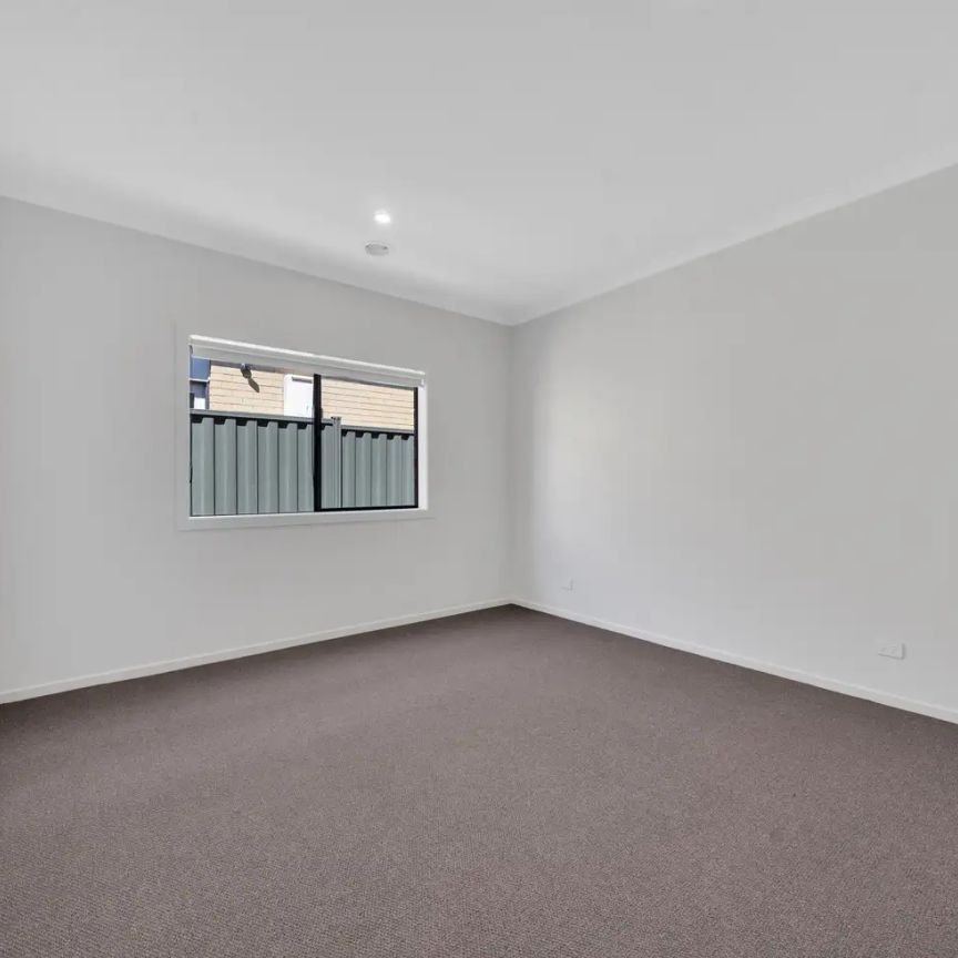 “Brand new Stunning Family Home with Modern Features” - Photo 1