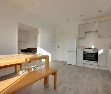 3 bedroom flat to rent - Photo 6