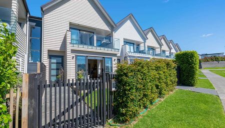 Exceptional 4-Bedroom Family Home in Orewa! - Photo 2