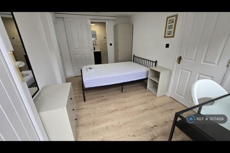 6 bedroom detached house to rent - Photo 2