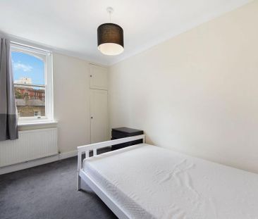 3 bedroom flat to rent - Photo 2