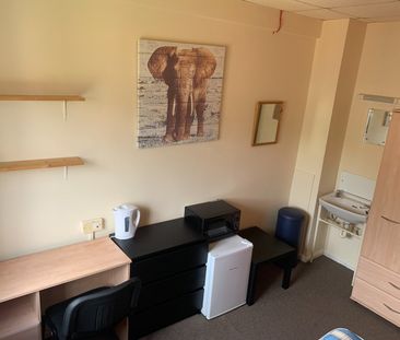 Room in a Shared House, Demesne Road, M16 - Photo 1