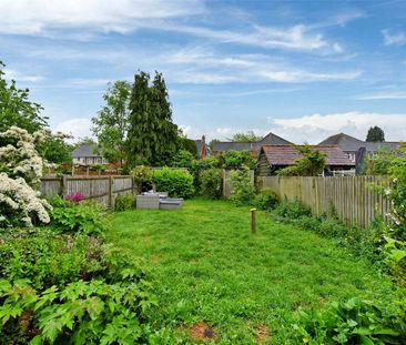 A charming Grade II listed character cottage within a quiet cul-de-... - Photo 3