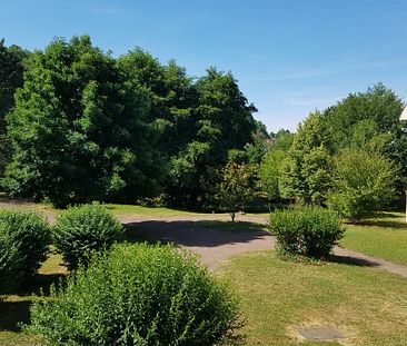 Coup de coeur T3 au coeur d'un parc verdoyant - Photo 1