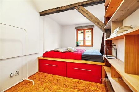 Pronájem podkrovního atypického bytu 3+kk s terasou, Praha Smíchov - Fotografie 2