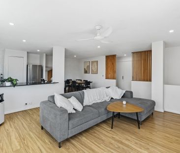 Walk to the Beach - Spacious Beachside Apartment - Photo 5