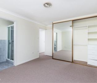 Three Bedroom Townhome - Walk To Shops & Schools - Photo 2