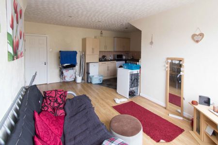 Flat 5, 126 BURLEY ROAD Leeds - LS3 1JP - Photo 2