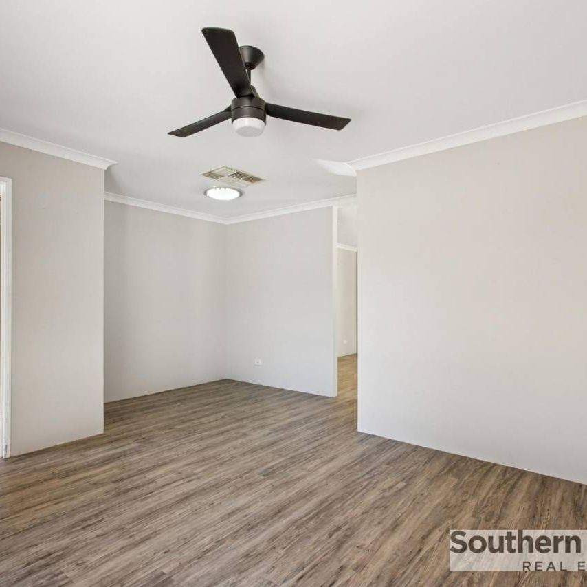 COSY FAMILY HOME IN CONVENIENT LOCATION - Photo 1