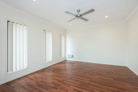 Large Home with Custom Finishes - Solar Powered - Photo 2