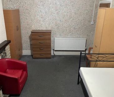 Room in a Shared House, Green Lane, IG3 - Photo 2