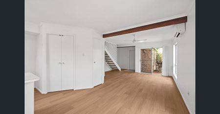 Lovely spacious townhouse with pool in complex! - Photo 2