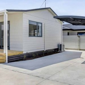 Tidy low maintenance 2 bedroom home with off-street parking - Photo 3