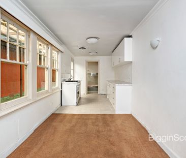 TWO STOREY VICTORIAN HOME ACROSS FROM GOSCH'S PADDOCK! - Photo 2