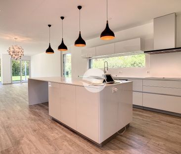 Superb semi-detached villa by covered carport - Photo 2