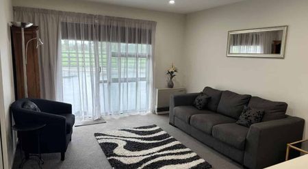 Immaculate, Fully Furnished One Bedroom Flat - Photo 2