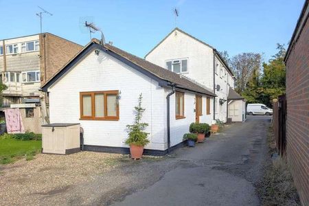 New Haw, Surrey, KT15 - Photo 3