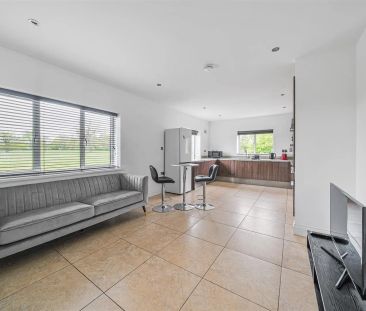 2 bed apartment to rent in Royal Connaught Drive, Bushey, WD23 - Photo 2