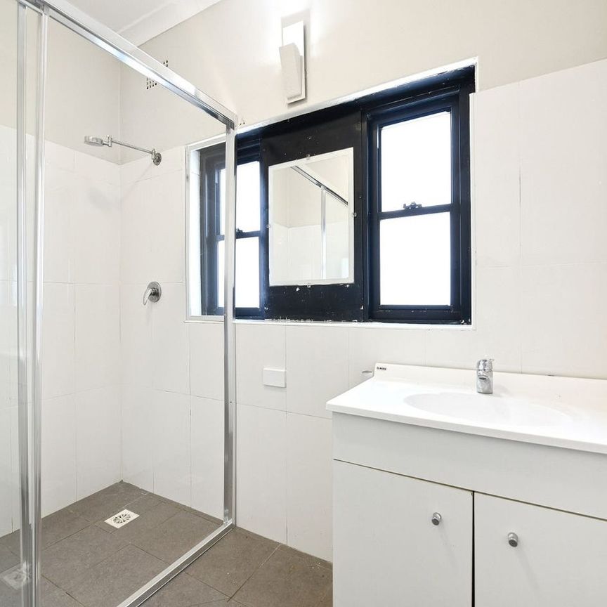 LIGHT BRIGHT & SPACIOUS 3 BEROOM UNIT IN CENTRAL LOCATION - Photo 1