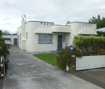A classic Art Deco with 3 bedrooms close to town - Photo 3