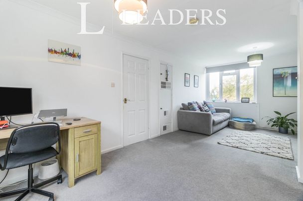 2 bedroom apartment to rent Berkeley Court, Weybridge, KT13 - Photo 1