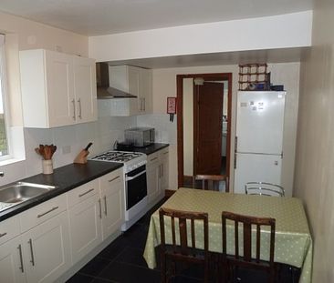 4 double bed, refurbished house, great location - Photo 1