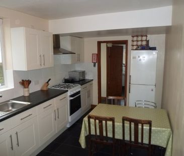 4 double bed, refurbished house, great location - Photo 2