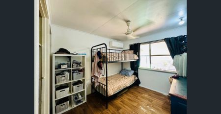 4 BEDROOMS + 2 TOILETS + SOLAR + LARGE POWERED SHED + REAR ACCESS - Photo 5