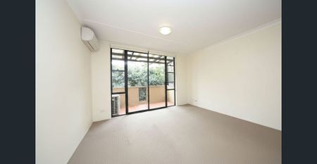 Stylish, Modern And Light Filled Apartment Just Minutes To The Train Station - Photo 2