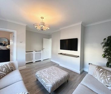 Charlbury Crescent, Romford, RM3 8YR - Photo 1