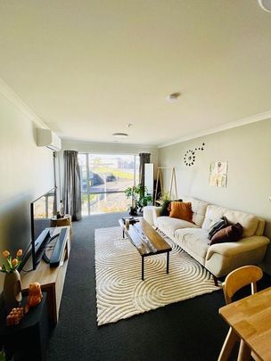 2 bedrooms, 2 carparks, 2 good 2 miss! - Photo 1