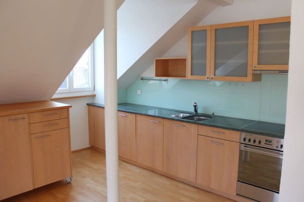 Sunny and renovated 2.5-room penthouse apartment with a view in Basel - Foto 1