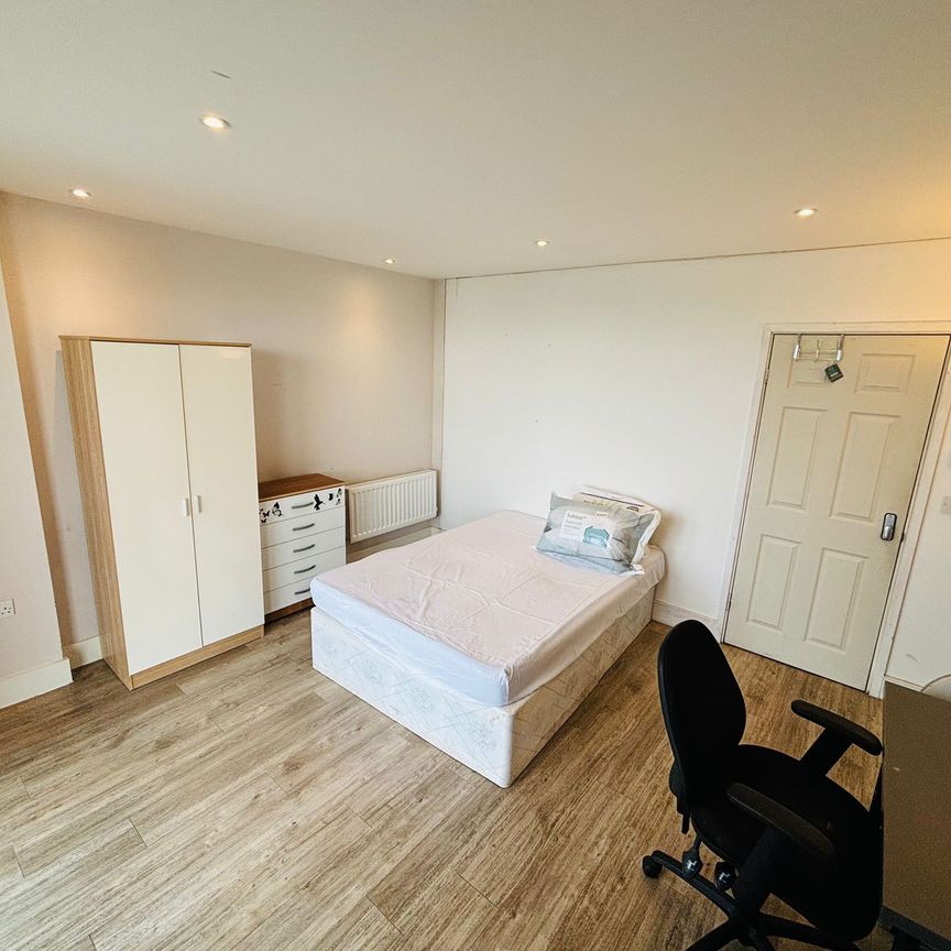 RM3 St. Ives Place | Poplar | London | E14 0HX - Photo 1