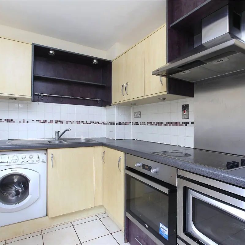 1 bedroom flat in Smugglers Way - Photo 1