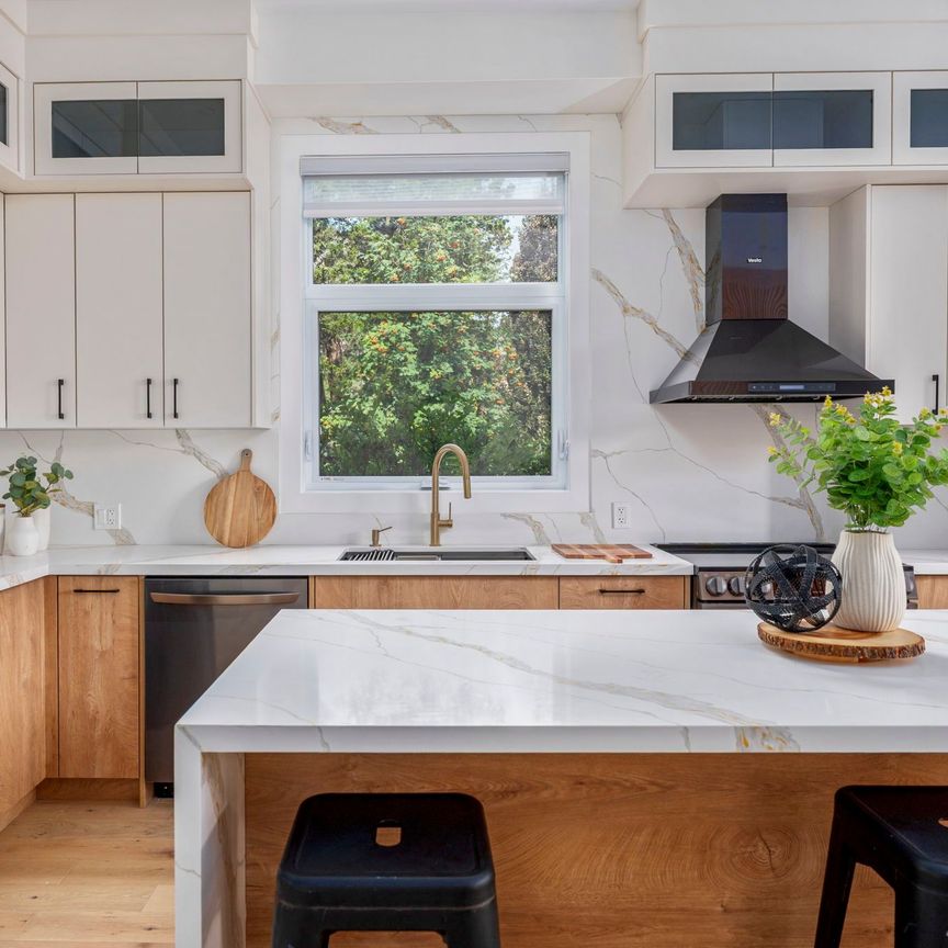 For Lease - 5B Pine Avenue, Mississauga, Ontario - Photo 1