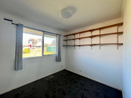 Great Family Home on a large block! - Photo 4