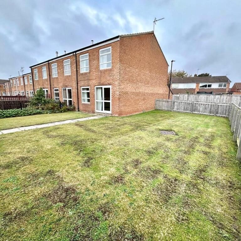 3 bedroom end of terrace house to rent - Photo 1