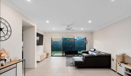IMMACULATE SINGLE LEVEL HOME - Photo 5
