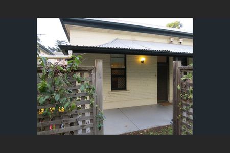Charming 2 Bed Villa in Peaceful Evandale! - Photo 2