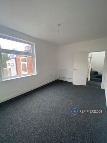 3 bedroom flat to rent - Photo 3