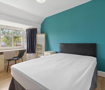 6 bedroom semi-detached house to rent - Photo 3