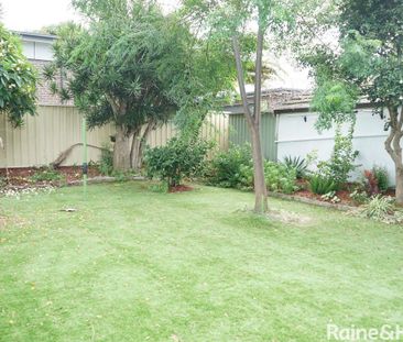 RENOVATED THREE BEDROOM HOUSE WITH SUNNY YARD - Photo 4
