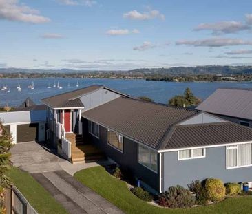 Spacious 4-Bedroom Home With Harbour Views - Photo 3
