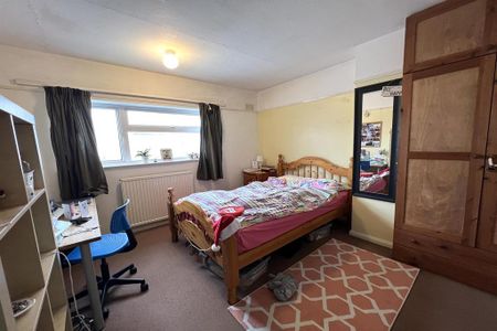 4 bedroom semi-detached house to rent - Photo 5