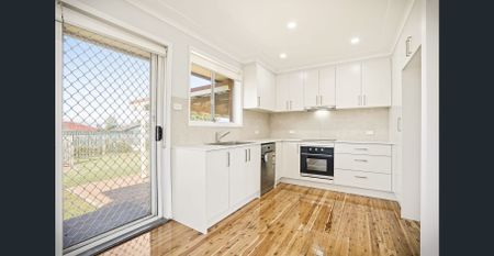 Spacious 5-Bedroom Family Home with Beautiful Pool - Ready for Summer! - Photo 3