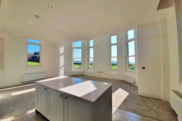 Royal Haslar - Photo 1