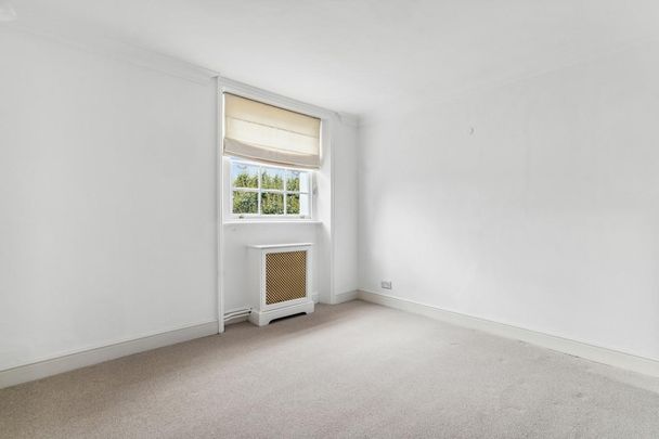 3 bedroom flat in South Kensington - Photo 1