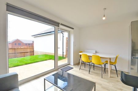 5 Bed Semi-Detached House, Clover Way, BS34 - Photo 2